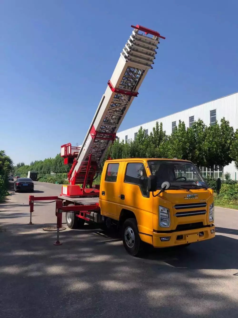 盐城附近的云梯车出租服务：轻松解决高空作业需求