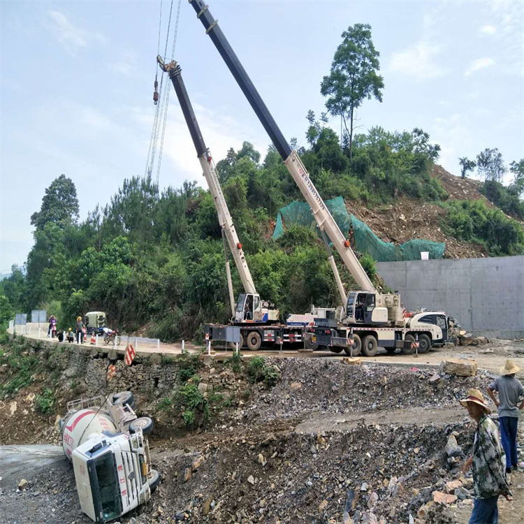 盐城汽车掉沟里叫吊车救援要多少钱